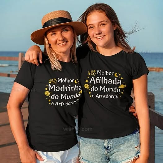 Uma madrinha de Umbanda, mulher negra experiente usando turbante branco, abraçando carinhosamente sua afilhada jovem em frente a um congá, simbolizando o respeito e a hierarquia espiritual.